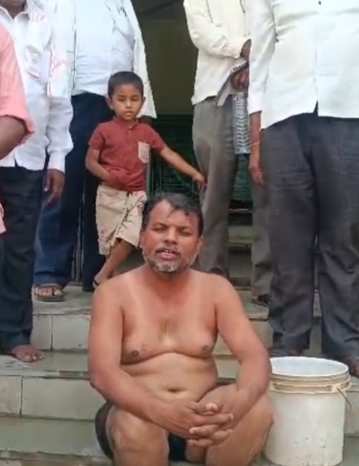 Bathing by hunger stricke : कृषी कार्यालयाच्या पायरीवर उपोषणकर्त्यास आंघोळ घालून मनमानी कारभाराचा निषेध
