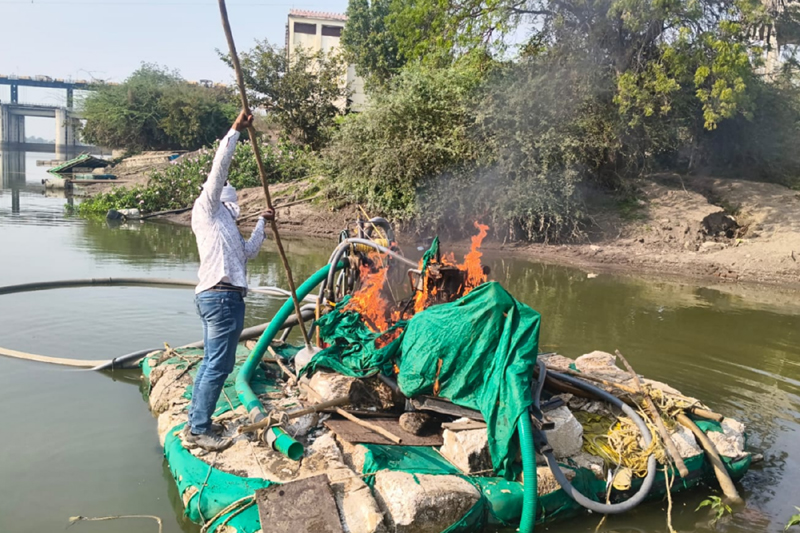 Raid on illegal sand : विष्णुपुरी प्रकल्पाजवळ अवैध रेती साठ्यावर छापा; ७ लाख २५ हजारांचा मुद्देमाल जप्त