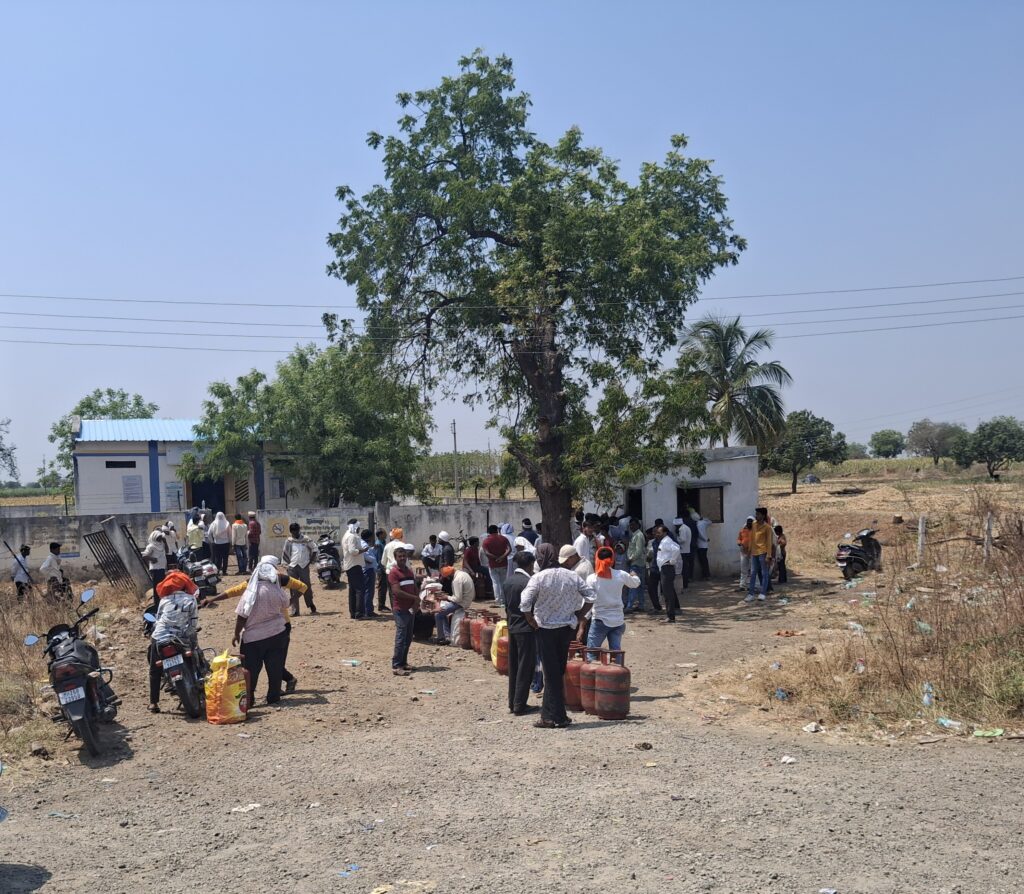 20260326 1307350 petrol pumps : लोह्यात पेट्रोलपंपांवर वाहनांच्या रांगा; जानापुरीत गॅस सिलेंडरसाठी गर्दी