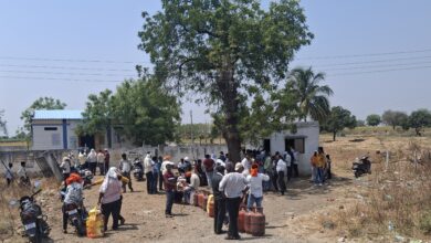 20260326 1307350 petrol pumps : लोह्यात पेट्रोलपंपांवर वाहनांच्या रांगा; जानापुरीत गॅस सिलेंडरसाठी गर्दी