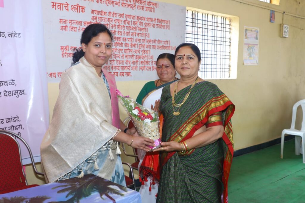 अडचणी अनंत असल्या तरी सत्कार्यासाठी लोक धावूनही येतात