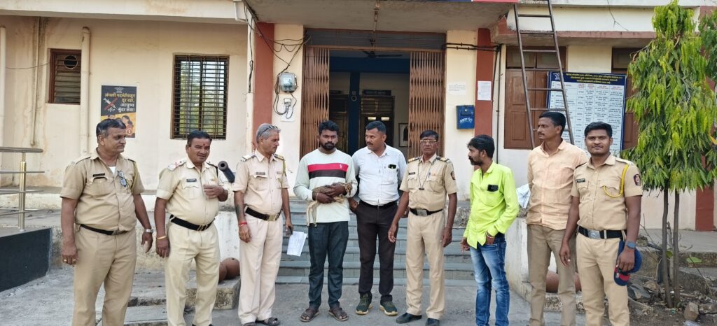 Deers hide : हरणाच्या पाडसास पोलिसांनी दिले वनविभागाच्या ताब्यात !