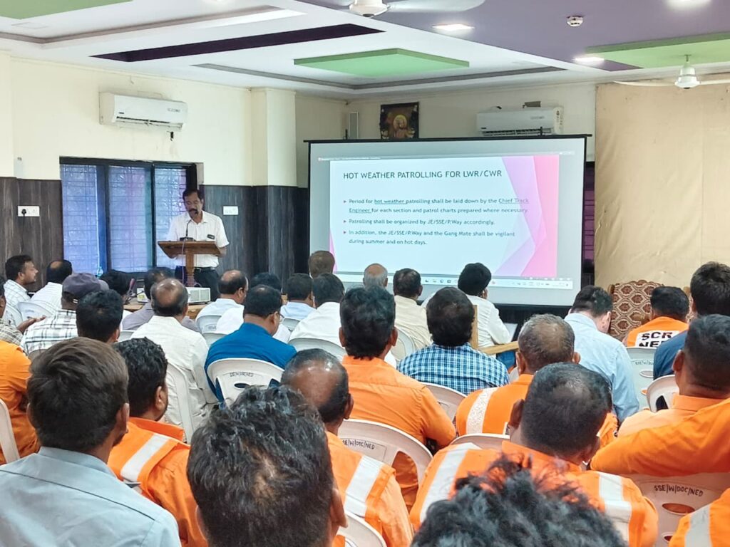 IMG 20260316 WA0064 Railway Safety Prepared : उन्हाळ्यापूर्वी रेल्वे सुरक्षा सज्ज; नांदेड विभागात अभियांत्रिकी विभागाचा वार्षिक सुरक्षा परिसंवाद