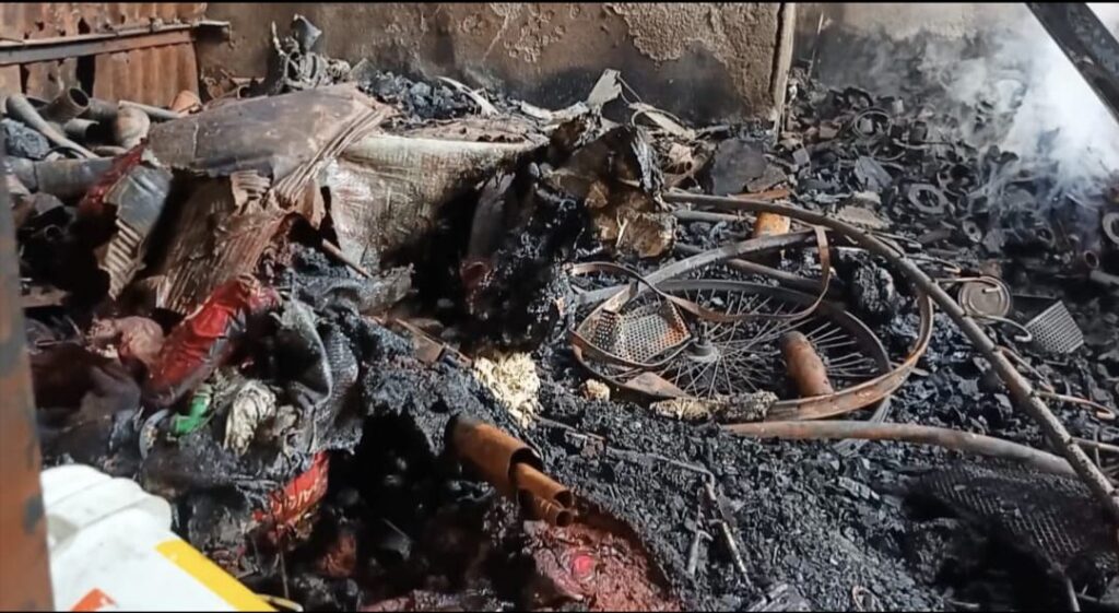 IMG 20260317 WA0013 Massive Fire In Islapur : इस्लापूर शहरात मध्यरात्री भीषण आग; चार दुकाने जळून खाक