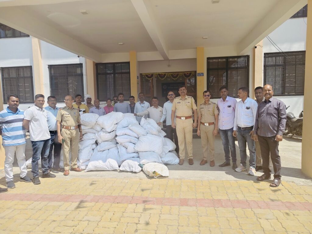 IMG 20260319 WA0094 Kinwat Police Action : गुटखा-पानमसाला तस्करी उघड, ९.७२ लाखांचा मुद्देमाल जप्त