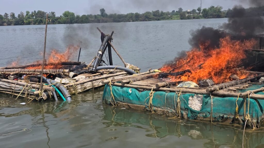 IMG 20260319 WA0097 Nanded Sand Smuggling : अवैध वाळू उत्खनन प्रकरणी ८ जणांवर गुन्हा, १.६५ कोटींचा मुद्देमाल जप्त