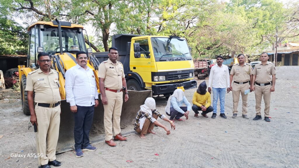 IMG 20260326 WA0080 Bhokar Police Action : भोकर पोलिसांची धडक कारवाई; अवैध मुरूम उत्खनन प्रकरणात ५५ लाखांचा मुद्देमाल जप्त