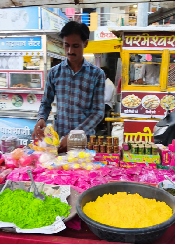 welcome Holi-Rangpanchami : होळी–रंगपंचमीच्या स्वागतासाठी बाजार सजला; यात्रेत रंग, पिचकारी व गोडधोडाची रेलचेल