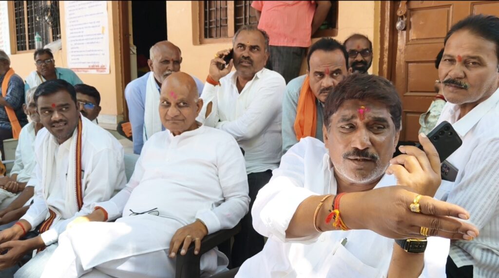 IMG 20260304 142255 Former Mp. Subhash wankhede : माजी खासदार सुभाष वानखेडे यांची श्री परमेश्वर मंदिराला भेट