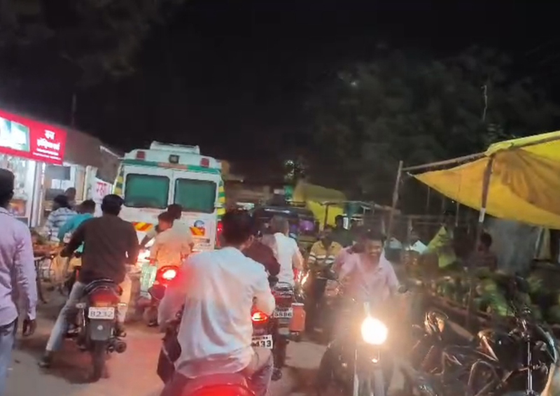 Weekly market : आठवडी बाजारामुळे रुग्णवाहिकेला अडथळा; गंभीर रुग्णांच्या जीवाला धोका 2 IMG 20260315 181105 Weekly market : आठवडी बाजारामुळे रुग्णवाहिकेला अडथळा; गंभीर रुग्णांच्या जीवाला धोका
