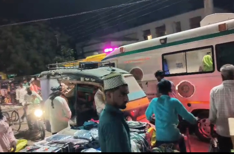 IMG 20260315 181135 Weekly market : आठवडी बाजारामुळे रुग्णवाहिकेला अडथळा; गंभीर रुग्णांच्या जीवाला धोका 