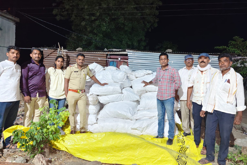 WhatsApp Image 2026 03 24 at 13.18.17 Himayatnagar police raid : हिमायतनगर पोलिसांची धडक कारवाई : ४.८८ लाखांचा गुटखा-पान मसाला जप्त