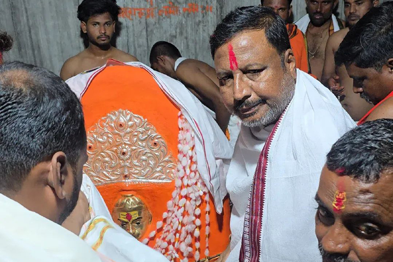 FB IMG 1775270746977 Hanuman Janmotsav : हनुमान जन्मोत्सव निमित्त बोरगाडीच्या मारोती मंदिरात दर्शनासाठी भाविकांची गर्दी