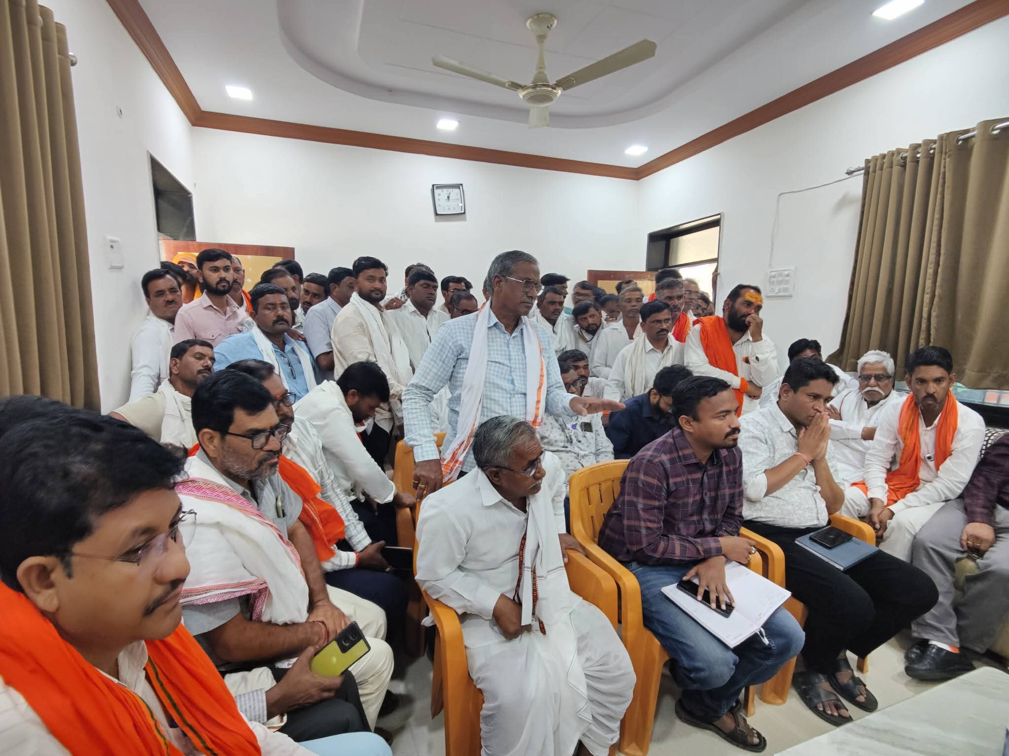 FB IMG 1776867954724 तुम्ही जनतेचे मालक नसून सेवक आहात हे विसरू नका -खासदार नागेश पाटील आष्टीकर यांनी महावितरण अधिकाऱ्यांना झापले