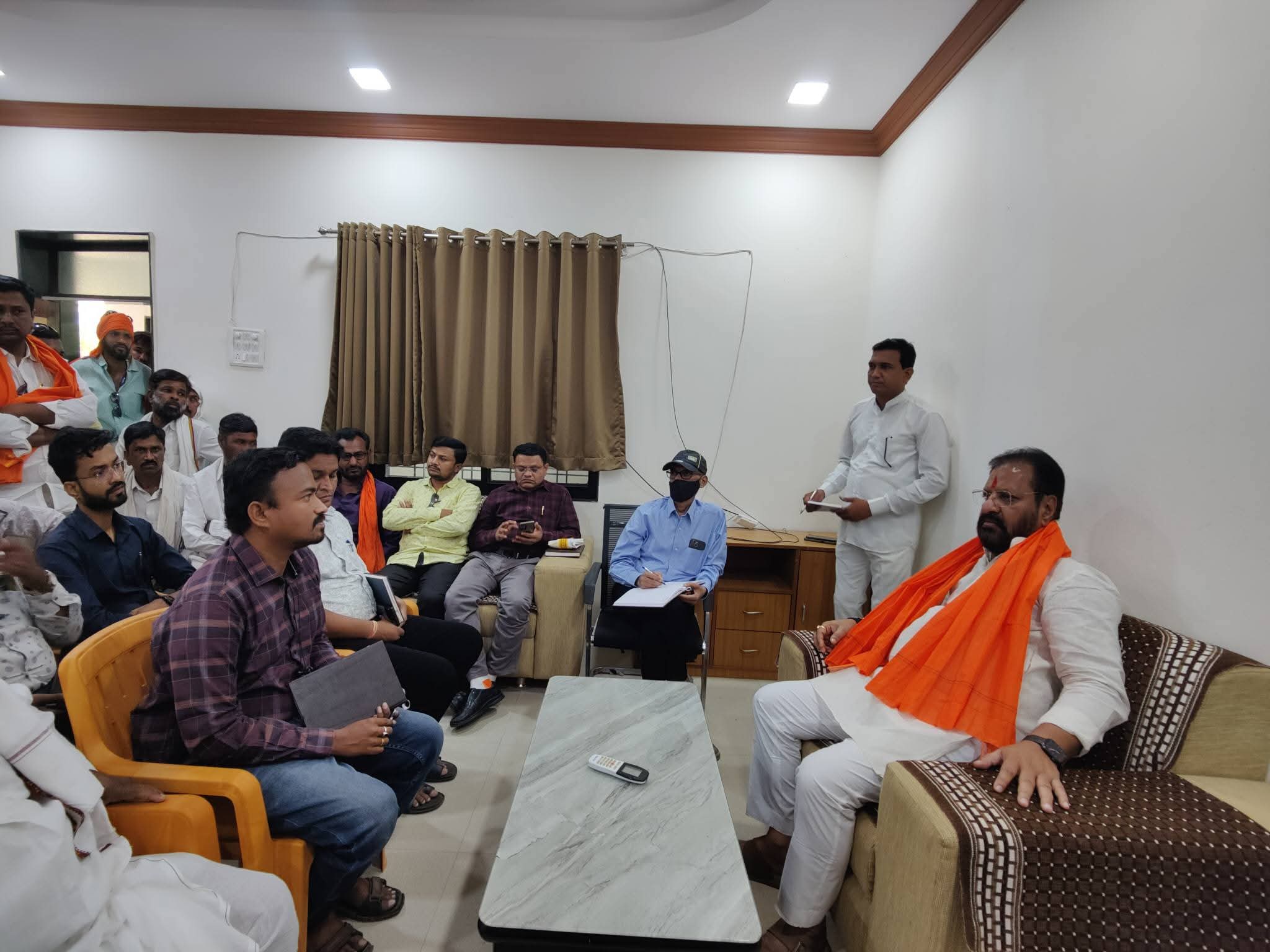 तुम्ही जनतेचे मालक नसून सेवक आहात हे विसरू नका -खासदार नागेश पाटील आष्टीकर यांनी महावितरण अधिकाऱ्यांना झापले