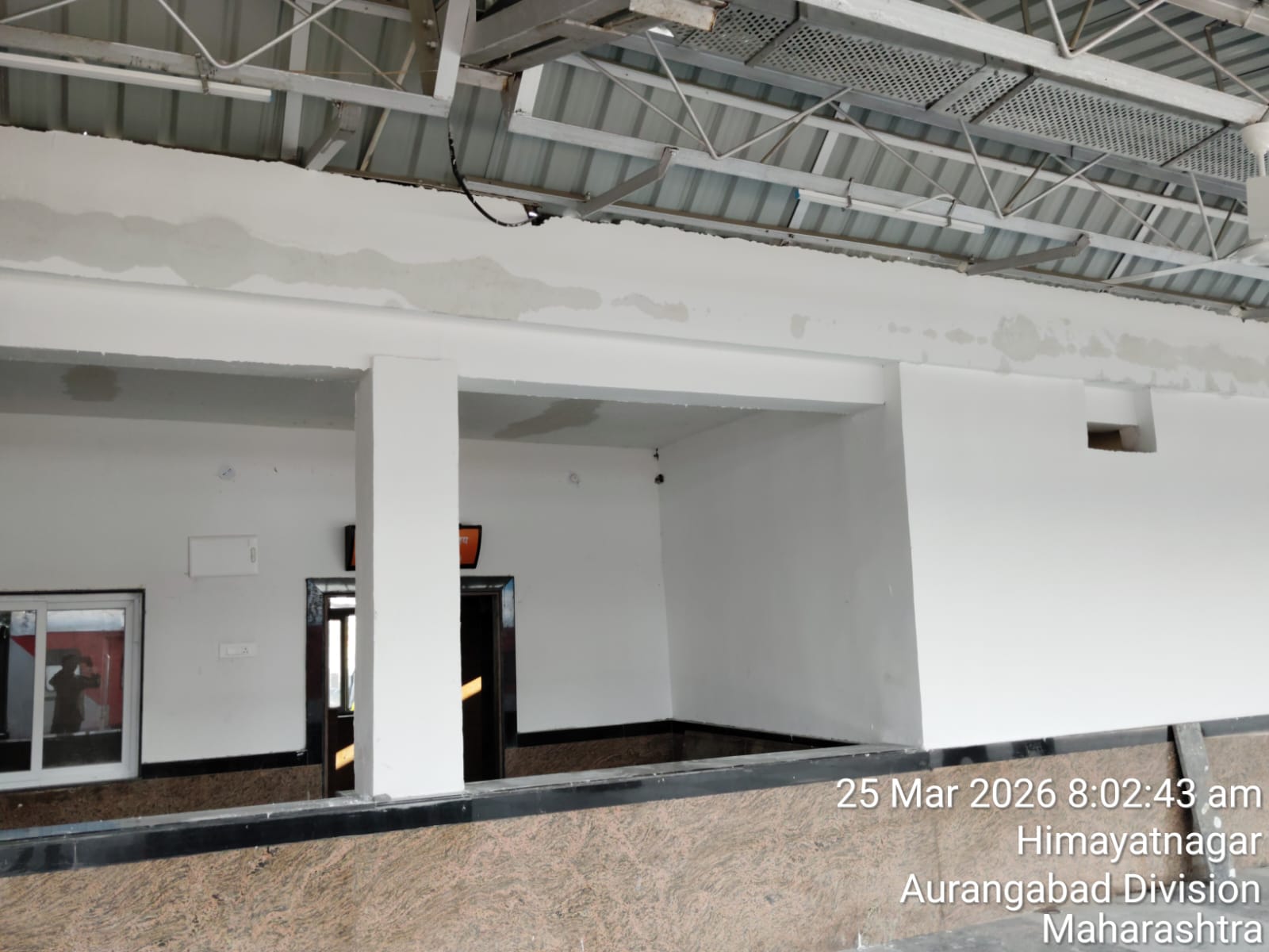 IMG 20260417 WA0056 Himayatnagar railway station : हिमायतनगर रेल्वे स्थानकावरील विकासकामांवर प्रश्नचिन्ह; प्रवाशांना मूलभूत सुविधांचा अभाव