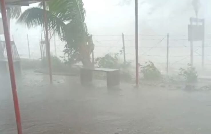 IMG 20260404 222922 Unseasonal Rains : सगरोळीत अवकाळी पावसाचा कहर; शेती व घरांचे मोठे नुकसान