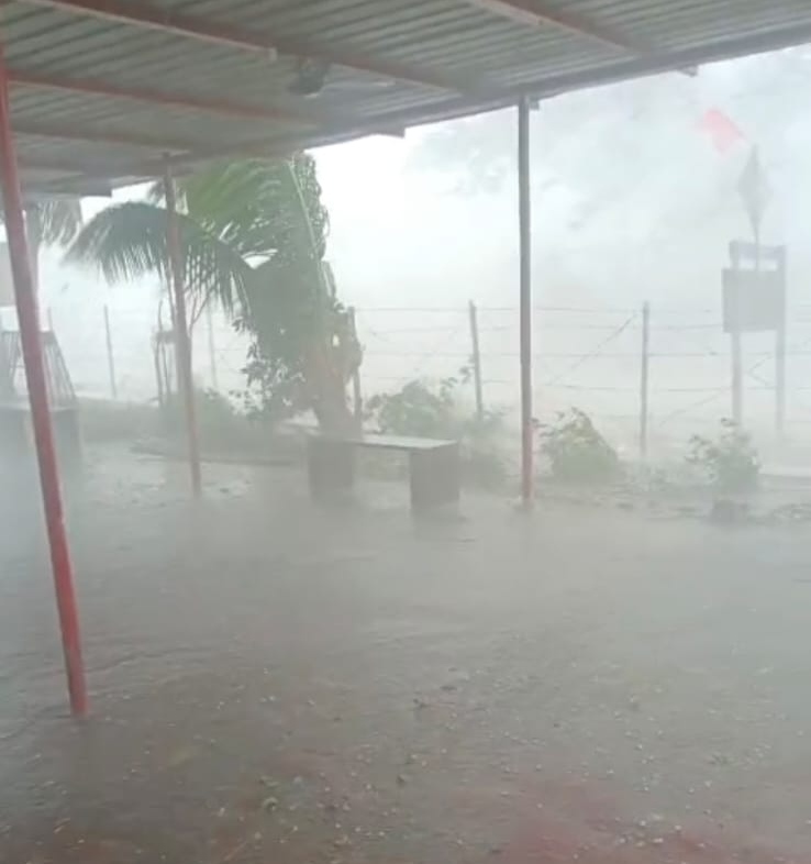 IMG 20260404 222922 Unseasonal Rains : सगरोळीत अवकाळी पावसाचा कहर; शेती व घरांचे मोठे नुकसान