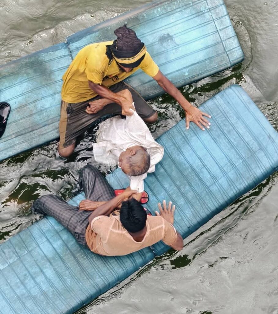 IMG 20260405 112734 Accident : महाटी पुलावरून टिपर कोसळला; गोदावरीत पडून एकाचा मृत्यू, चालक बचावला