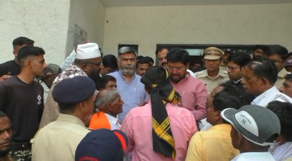 IMG 20260409 080855 Bring back the Mundhe! “मुंढे परत आणा!” : नांदेडमध्ये दिव्यांगांचा संतप्त एल्गार, अंदाज समितीलाही घेराव