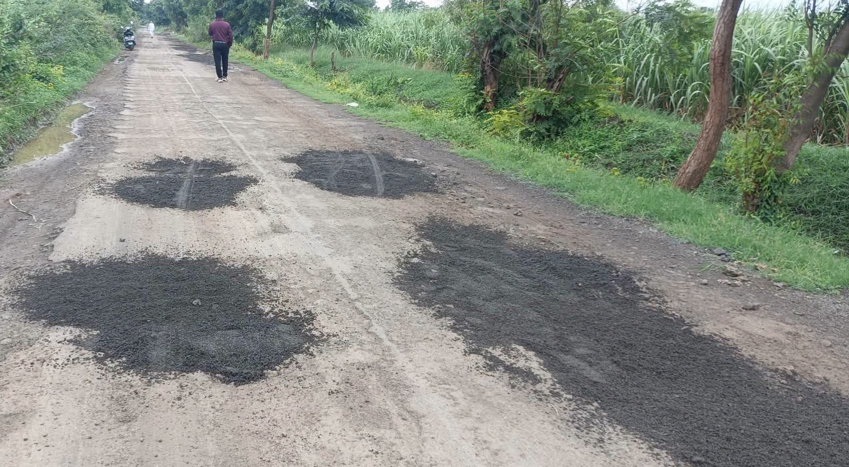 Substandard work : निकृष्ट कामाच्या कंत्राटदारावर कारवाई नाही; पुन्हा त्याच्याकडूनच रस्त्याची डागडुजी! 2 IMG 20260724 072101 Substandard work : निकृष्ट कामाच्या कंत्राटदारावर कारवाई नाही; पुन्हा त्याच्याकडूनच रस्त्याची डागडुजी!
