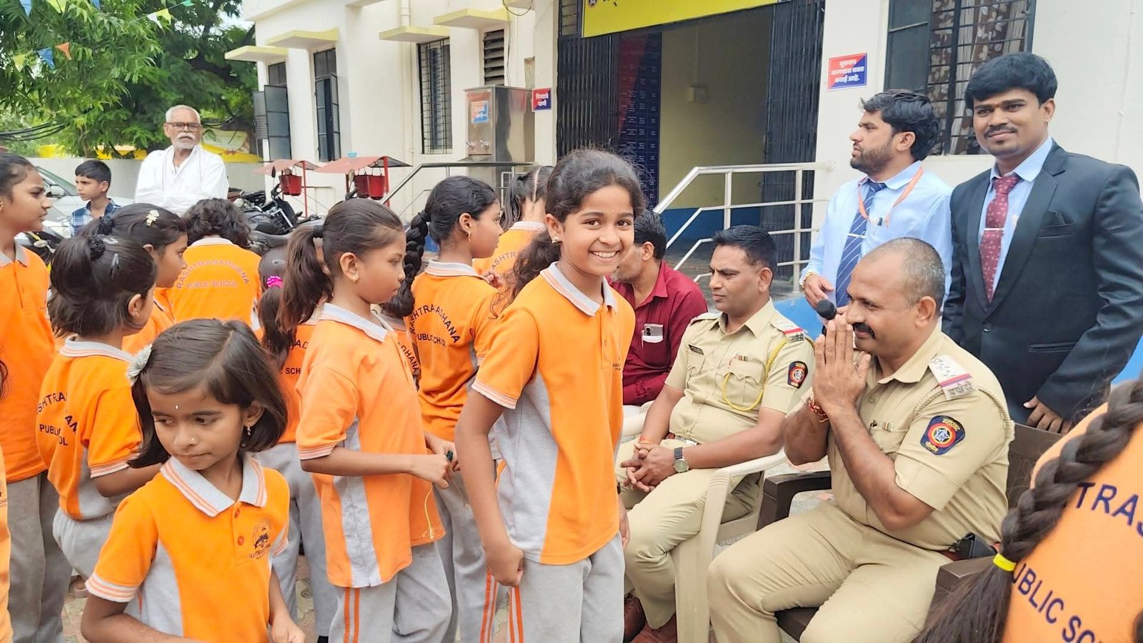 FB IMG 1788006623281 राष्ट्रसाधना पब्लिक स्कूलच्या विद्यार्थिनींनी पोलिसांना राखी बांधून साजरे केले रक्षाबंधन