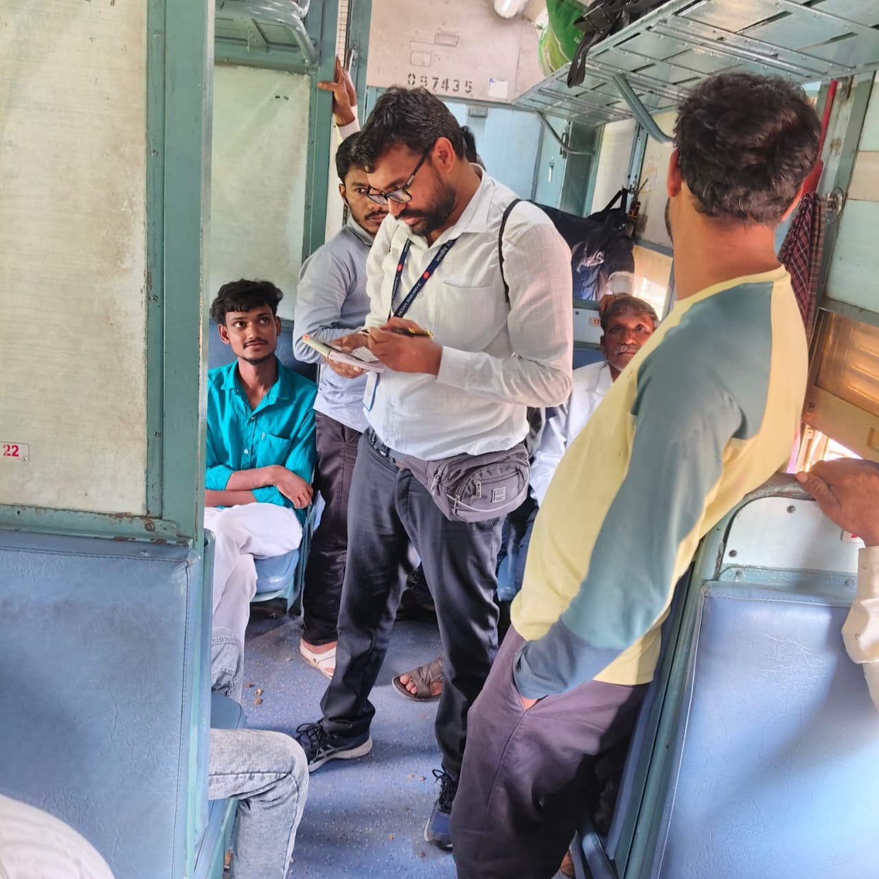 Ticket Checking : नांदेड विभागाचे विशेष तिकीट तपासणी अभियान; 339 विनातिकीट व अनियमित प्रवाशांकडून ₹2.33 लाखांचा दंड वसूल 1 IMG 20260801 WA0074 Ticket Checking : नांदेड विभागाचे विशेष तिकीट तपासणी अभियान; 339 विनातिकीट व अनियमित प्रवाशांकडून ₹2.33 लाखांचा दंड वसूल
