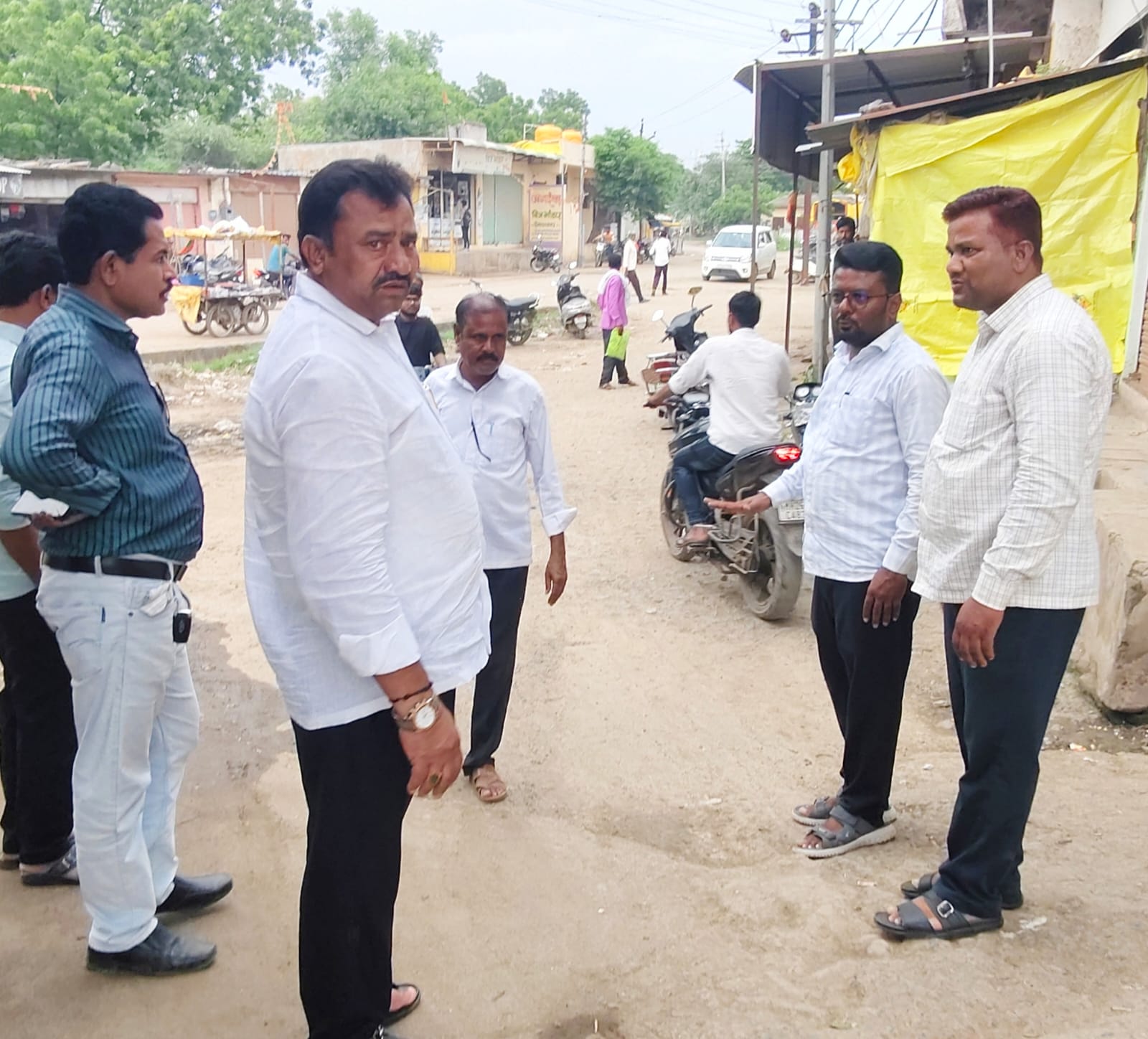 IMG 20260825 WA0017 गौरी-गणेशोत्सवाच्या पार्श्वभूमीवर नगराध्यक्षांची हिमायतनगर शहरातील रस्त्यांची पाहणी; तातडीने खड्डे बुजविण्याच्या दिल्या सूचना