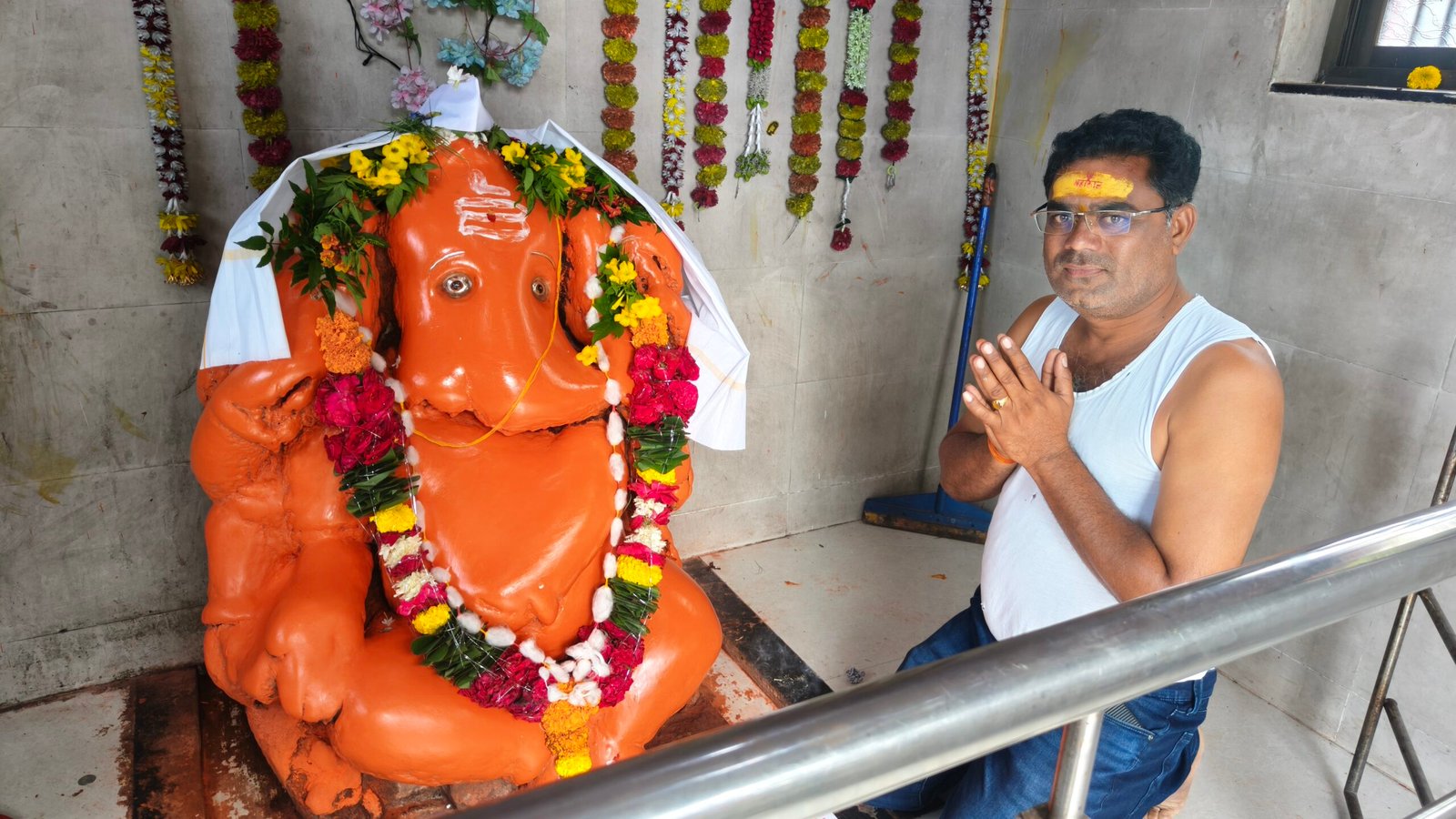 वाढदिवसाचा खर्च टाळून वरद विनायक मंदिराची रंगरंगोटी; वरुणराजाच्या कृपेसाठी ज्ञानेश्वर शिंदेंची प्रार्थना 2 IMG20260817081349 scaled वाढदिवसाचा खर्च टाळून वरद विनायक मंदिराची रंगरंगोटी; वरुणराजाच्या कृपेसाठी ज्ञानेश्वर शिंदेंची प्रार्थना