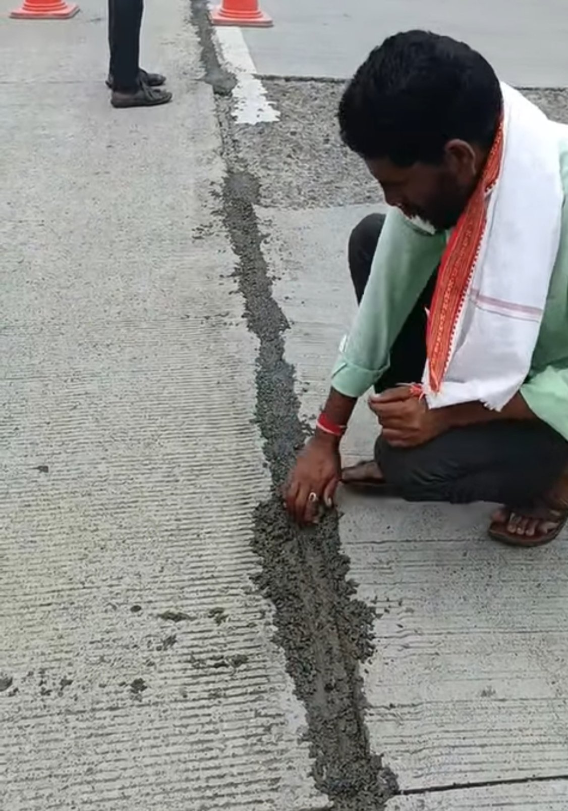 भोकर–किनवट राष्ट्रीय महामार्ग दुरुस्तीच्या निकृष्ट कामावर प्रश्नचिन्ह 1 IMG 20260808 140015 भोकर–किनवट राष्ट्रीय महामार्ग दुरुस्तीच्या निकृष्ट कामावर प्रश्नचिन्ह