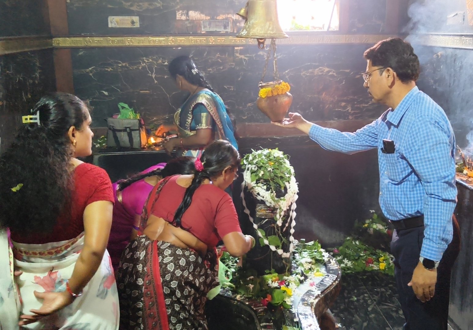 IMG 20260817 195257 Shri Parmeshwar Temple : पहिला श्रावण सोमवार व नागपंचमीला श्री परमेश्वर मंदिरात भाविकांची तोबा गर्दी