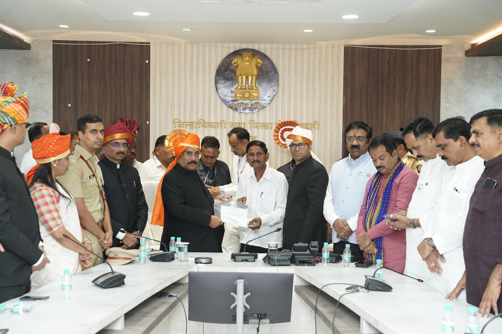 नांदेडच्या १३ हजार शेतकऱ्यांना कर्जमुक्तीचा दिलासा; १०६ कोटी २५ लाख रुपये खात्यावर 1 WhatsApp Image 2026 08 15 at 2.43.27 PM नांदेडच्या १३ हजार शेतकऱ्यांना कर्जमुक्तीचा दिलासा; १०६ कोटी २५ लाख रुपये खात्यावर