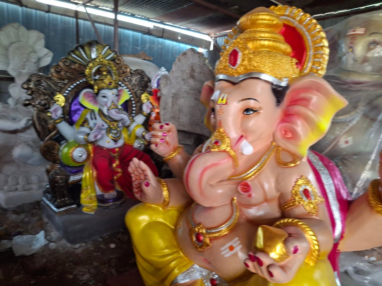 लोह्यात गणेशमूर्तींची मोठी बाजारपेठ; कर्नाटक-तेलंगणात वाढती मागणी 1 1003042312 scaled लोह्यात गणेशमूर्तींची मोठी बाजारपेठ; कर्नाटक-तेलंगणात वाढती मागणी