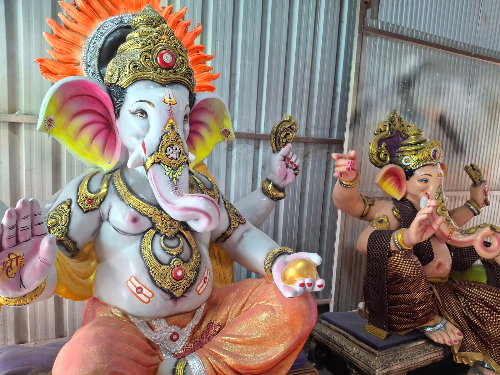 लोह्यात गणेशमूर्तींची मोठी बाजारपेठ; कर्नाटक-तेलंगणात वाढती मागणी 2 1003042314 scaled लोह्यात गणेशमूर्तींची मोठी बाजारपेठ; कर्नाटक-तेलंगणात वाढती मागणी