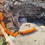 FB IMG 1789105578269 महावीर चौकातील खड्ड्याला हार-रांगोळी; प्रशासनाचे लक्ष वेधण्यासाठी अनोखे आंदोलन