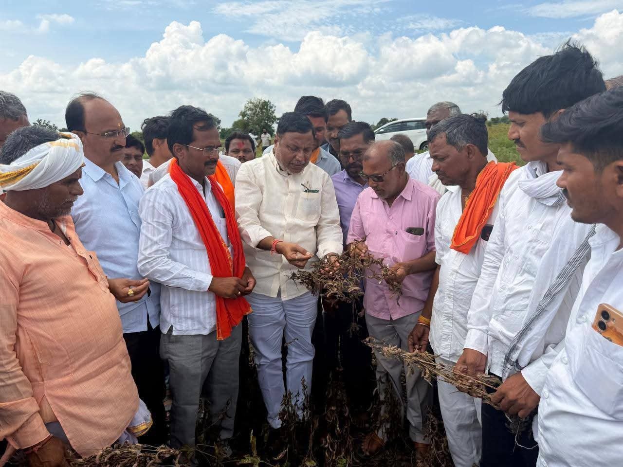 FB IMG 1790268533335 दुष्काळाच्या झळा तीव्र; आ. बाबुराव कदम कोहळीकर थेट शेतकऱ्यांच्या बांधावर