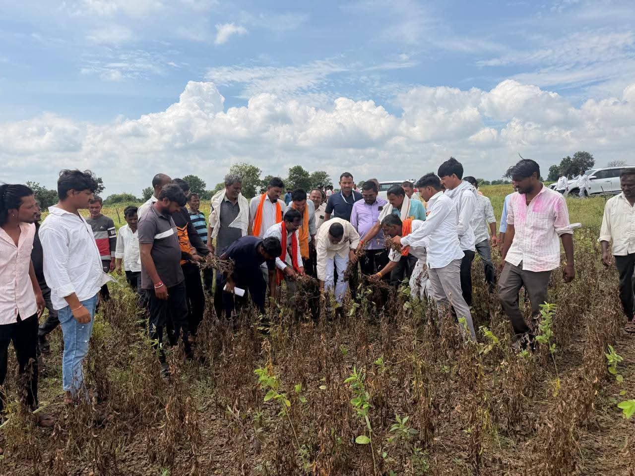 FB IMG 1790268549115 दुष्काळाच्या झळा तीव्र; आ. बाबुराव कदम कोहळीकर थेट शेतकऱ्यांच्या बांधावर