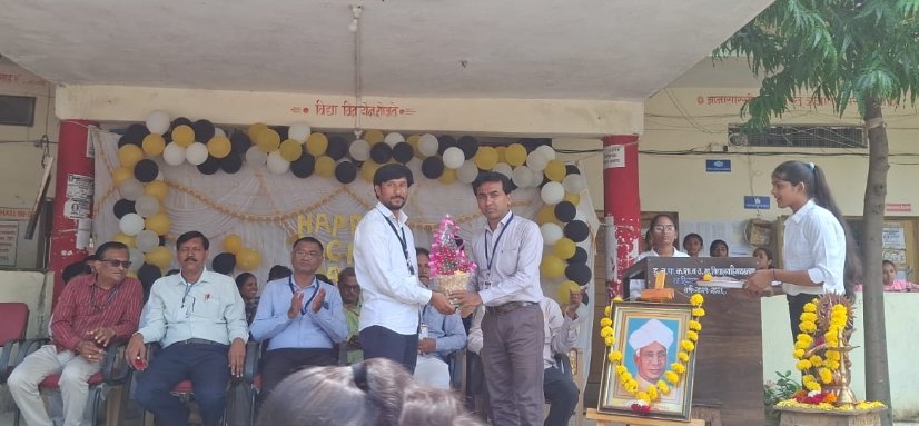 विद्यार्थिनींच्या प्रेमाने शिक्षक दिन फुलला; दहीहंडीने प्रशालेत अवतरले गोकुळ! 1 IMG 20260908 WA0025 विद्यार्थिनींच्या प्रेमाने शिक्षक दिन फुलला; दहीहंडीने प्रशालेत अवतरले गोकुळ!