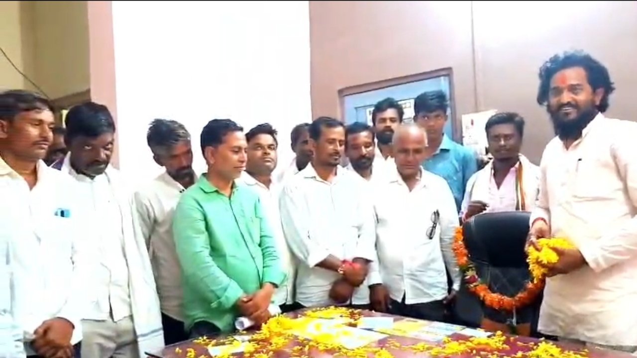 IMG 20260909 181038 महावितरणच्या कारभारावर शेतकरी संतापले; हिमायतनगरातील महावितरण  अधिकाऱ्याच्या खुर्चीला हार घालून निषेध