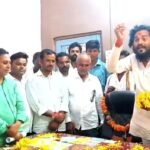 IMG 20260909 181051 महावितरणच्या कारभारावर शेतकरी संतापले; हिमायतनगरातील महावितरण  अधिकाऱ्याच्या खुर्चीला हार घालून निषेध
