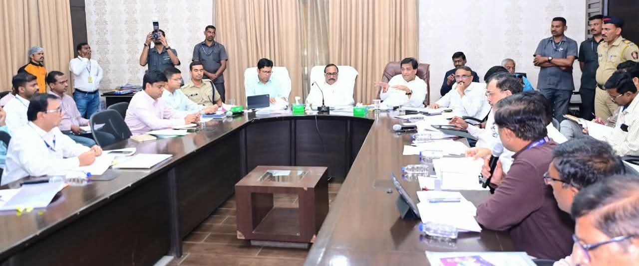 FB IMG 1792237567516 नांदेड जिल्ह्यातील पाणीटंचाई निवारणासाठी प्रशासन सज्ज; प्रलंबित पाणीपुरवठा योजनांची कामे तातडीने पूर्ण करा!