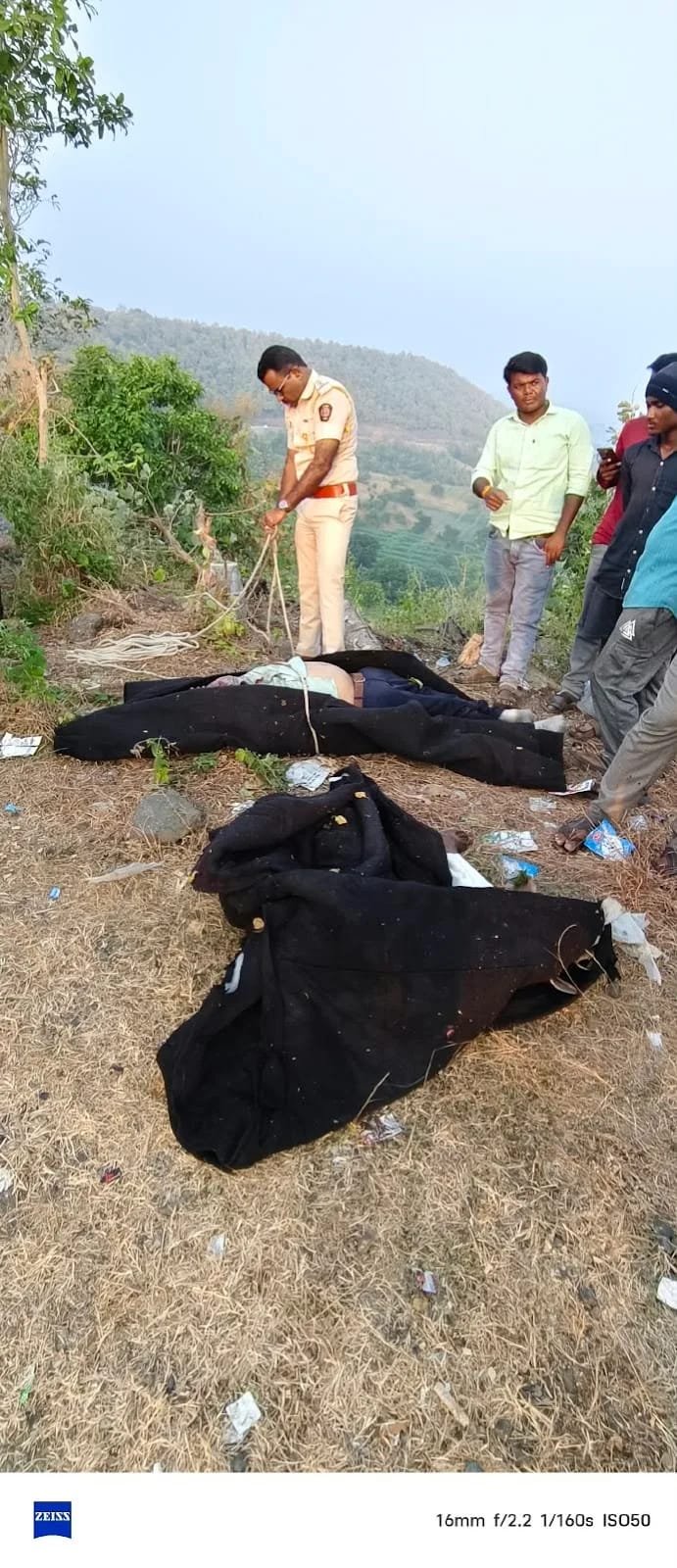 माहूरच्या उखळी घाटात भाविकांचा टेम्पो दरीत कोसळला; तिघांचा मृत्यू, तिघे जखमी 1 IMG 20261016 WA0024 माहूरच्या उखळी घाटात भाविकांचा टेम्पो दरीत कोसळला; तिघांचा मृत्यू, तिघे जखमी
