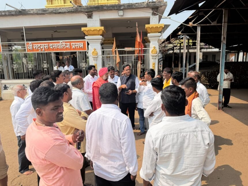 IMG 20261024 WA0042 दुष्काळाच्या सावटात रामदास पाटील सुमठाणकर यांचा तमलूर दौरा!