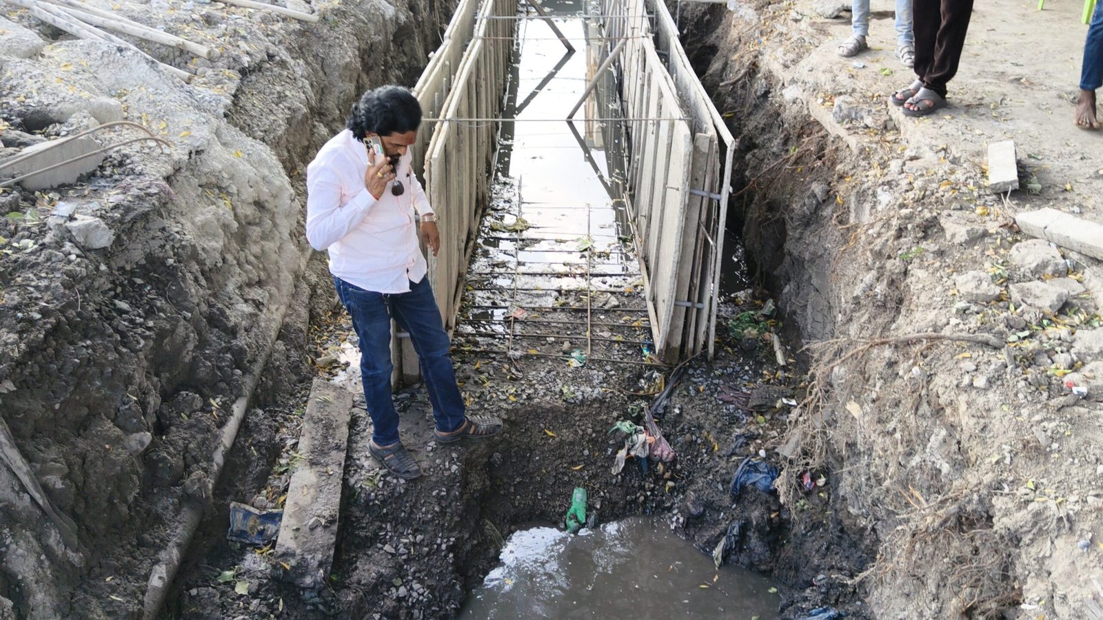 बेड न टाकताच पाण्यात मटेरियल टाकून काम सुरू असल्याचा आरोप; वामनराव वडगावकरांनी काम रोखले 1 IMG20261017141838 scaled बेड न टाकताच पाण्यात मटेरियल टाकून काम सुरू असल्याचा आरोप; वामनराव वडगावकरांनी काम रोखले