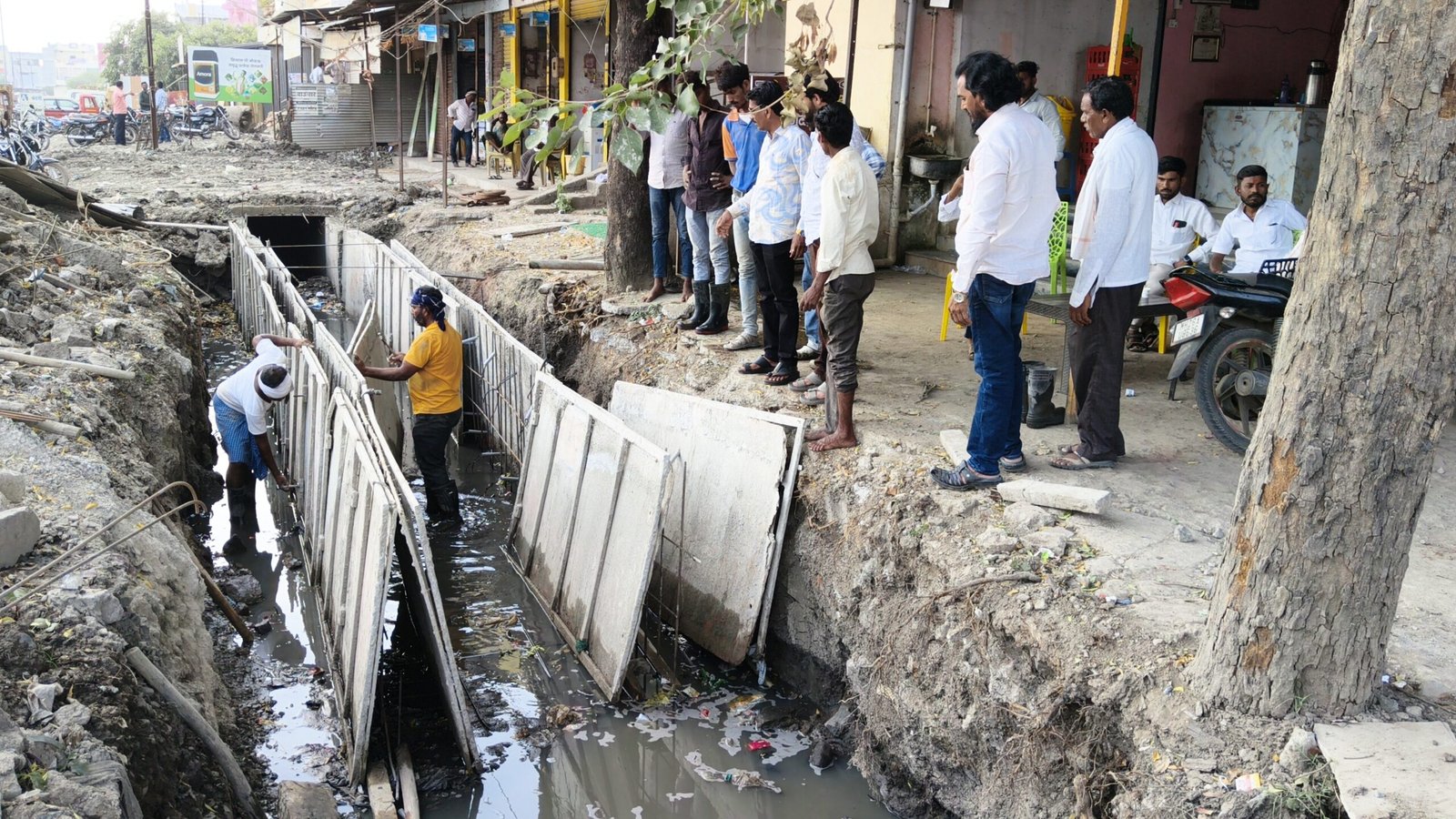 बेड न टाकताच पाण्यात मटेरियल टाकून काम सुरू असल्याचा आरोप; वामनराव वडगावकरांनी काम रोखले 3 IMG20261017150204 scaled बेड न टाकताच पाण्यात मटेरियल टाकून काम सुरू असल्याचा आरोप; वामनराव वडगावकरांनी काम रोखले