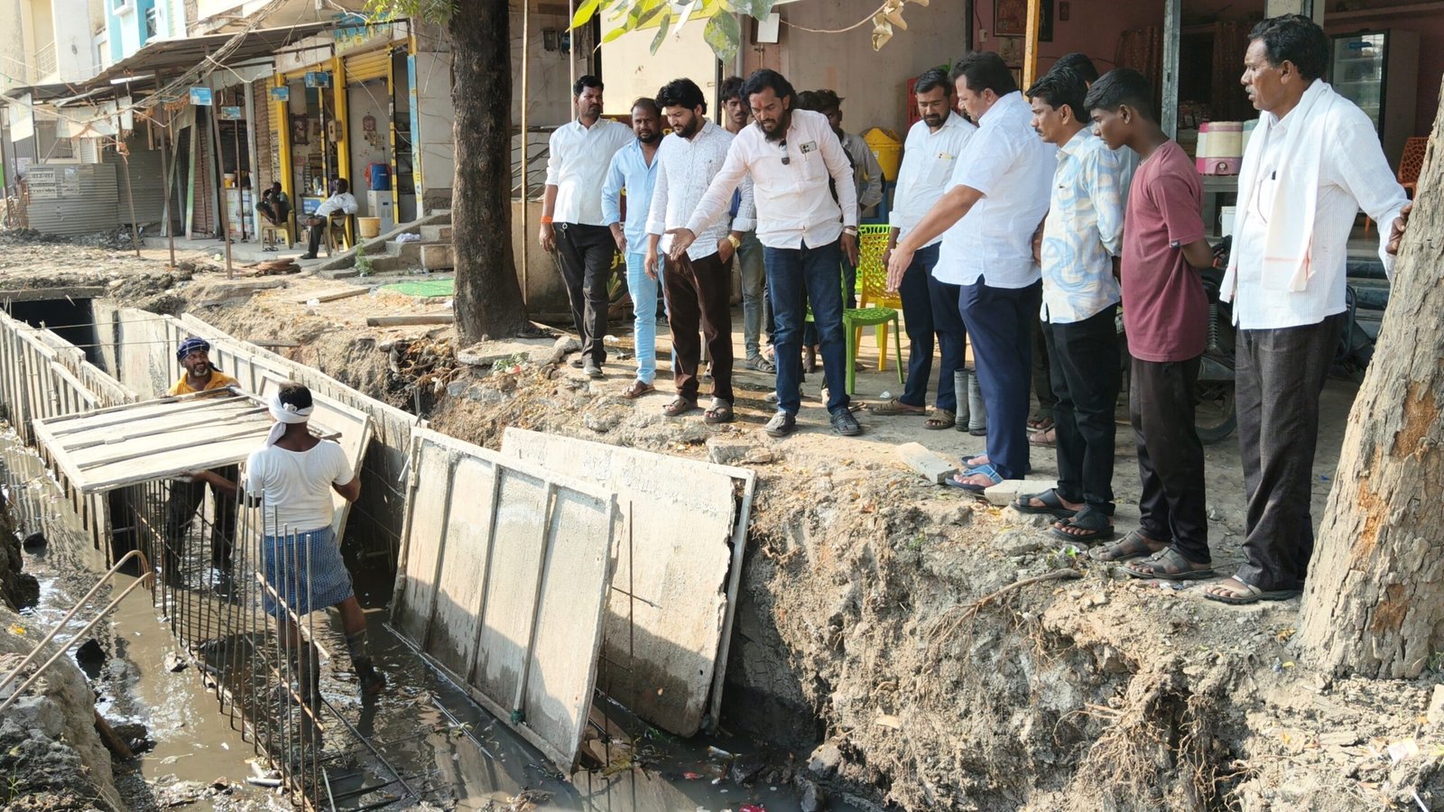 बेड न टाकताच पाण्यात मटेरियल टाकून काम सुरू असल्याचा आरोप; वामनराव वडगावकरांनी काम रोखले 2 IMG20261017150804 scaled बेड न टाकताच पाण्यात मटेरियल टाकून काम सुरू असल्याचा आरोप; वामनराव वडगावकरांनी काम रोखले