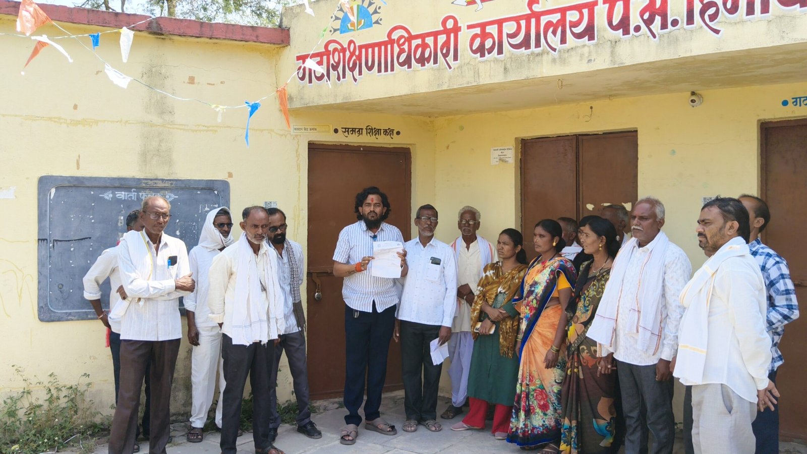 IMG20261021124155 scaled सहा महिन्यांचे मानधन थकले; शालेय पोषण आहार कामगारांचा संताप! गटशिक्षणाधिकारी कार्यालयाला ठोकले कुलूप