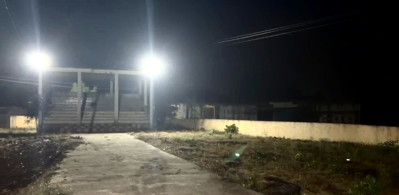 हिमायतनगरच्या वैकुंठधाम स्मशानभूमीत कायमस्वरूपी विद्युत रोषणाई; विनोद गुंडेवार, राजू जैस्वाल यांचा पुढाकार! 1 IMG 20261019 191606 हिमायतनगरच्या वैकुंठधाम स्मशानभूमीत कायमस्वरूपी विद्युत रोषणाई; विनोद गुंडेवार, राजू जैस्वाल यांचा पुढाकार!
