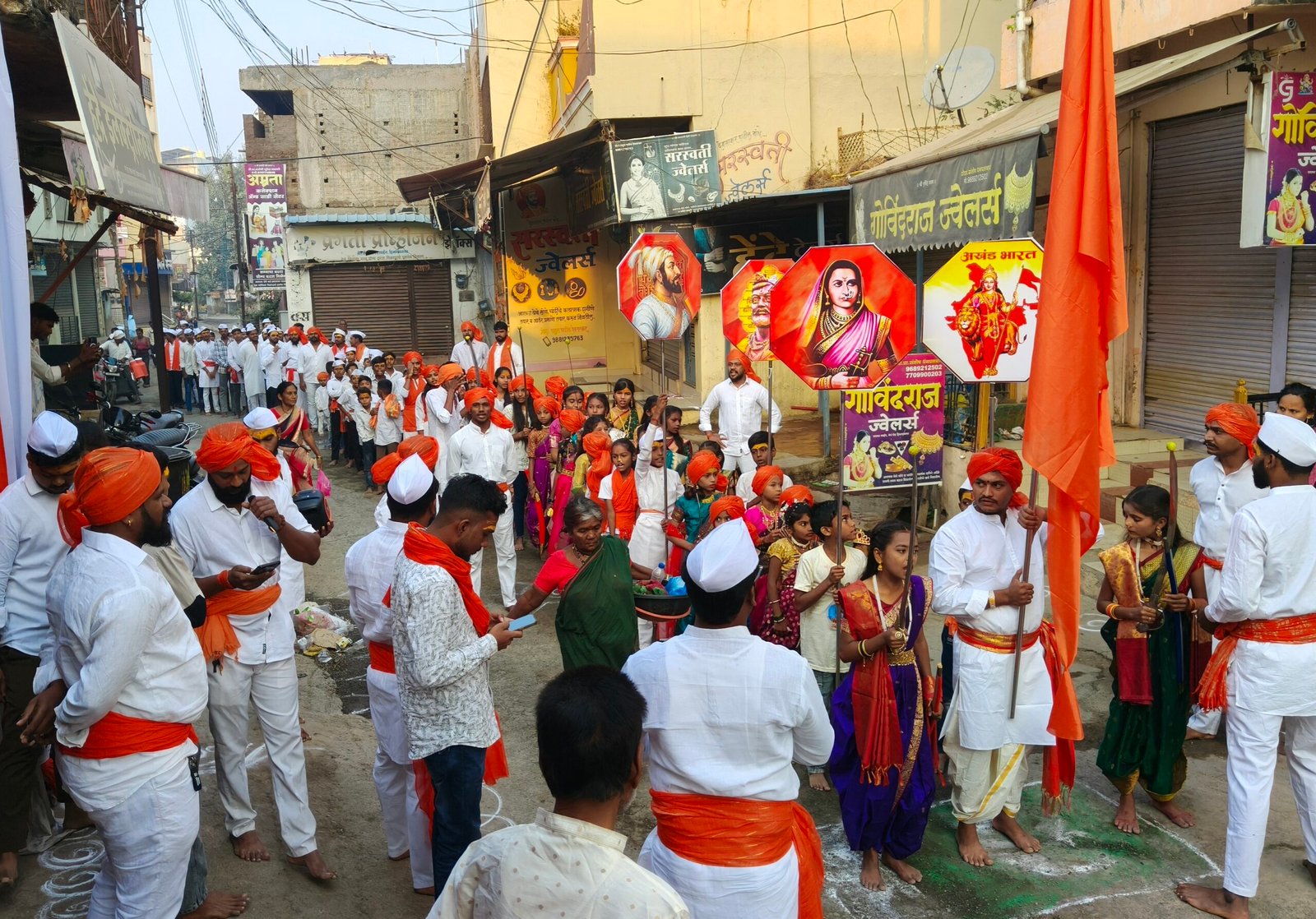 IMG 20261021 201645 scaled बजरंग चौकात फटाक्यांची आतषबाजी अन् पुष्पवृष्टी; दुर्गामाता दौड समारोप यात्रेचे भव्य स्वागत!