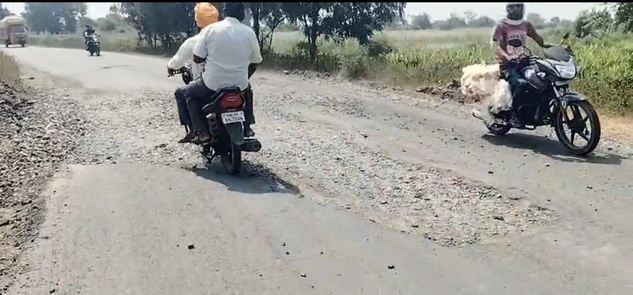 महामार्गावर खडीचा खच; अधिकारी झोपेत, वाहनचालकांच्या जिवाशी खेळ! 2 IMG 20261022 193232 महामार्गावर खडीचा खच; अधिकारी झोपेत, वाहनचालकांच्या जिवाशी खेळ!